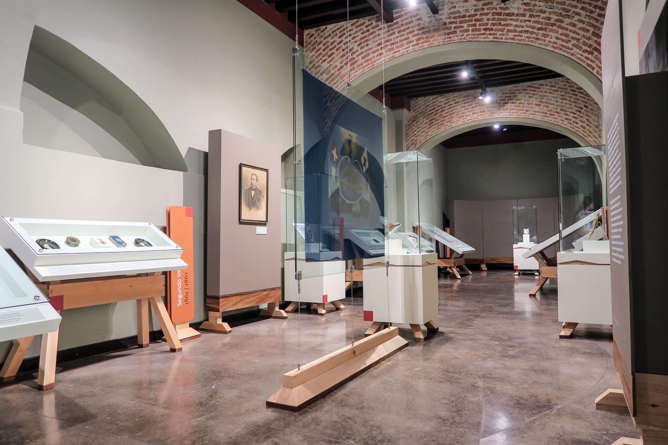 diseño industrial, mobiliario - Museo de Los Conspiradores, Querétaro, diseño, fabricación y montaje mobiliario museográfico, diona